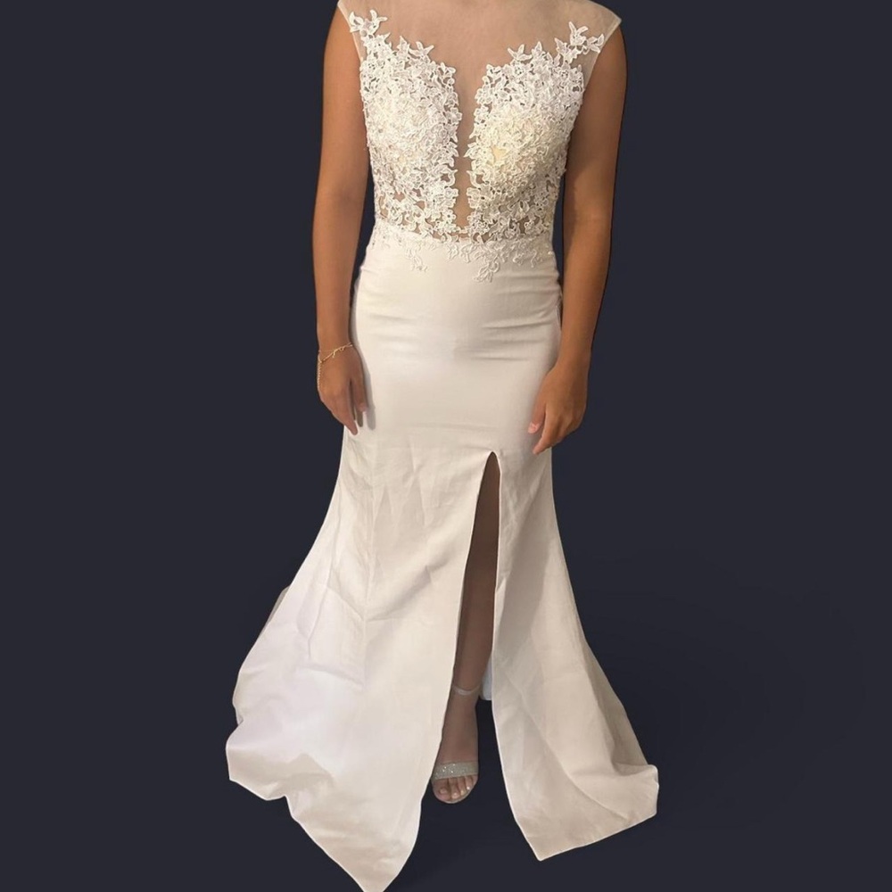 Elegant White Lace Wedding Gown